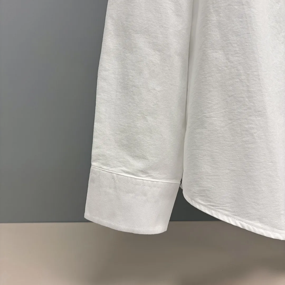 🅿️260 Ralph Lauren/Ralph Lauren cotton oxford embroidered shirt uses 100% cotton oxford fabric. The unique texture of oxford is more textured than ordinary cotton shirts. The 100% cotton material makes it have good breathability, high fabric strength and good wear resistance. Comfortable to wear and not easy to sweat. Loose fit. The upper body is three-dimensional. The lines are smooth and natural. From the shoulder line to the waistline to the hem, the line transition is smooth. There are no unnecessary folds or accumulation. The overall shape is neat and stretched. The chest is embellished with the iconic pony embroidery, which is simple but highly recognizable. The color transition of the embroidery thread is natural. The stitches are even and consistent in size and spacing. The stitches can also be connected naturally. The lines are smooth and not stiff. Size: S M L XL